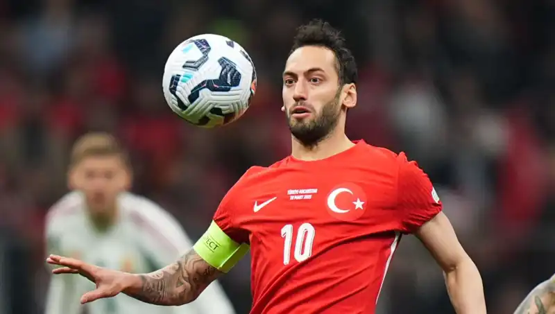 Fenerbahçe'nin Hakan Çalhanoğlu Teklifi: Mourinho'nun Israrı Ne Kadar Güçlü?