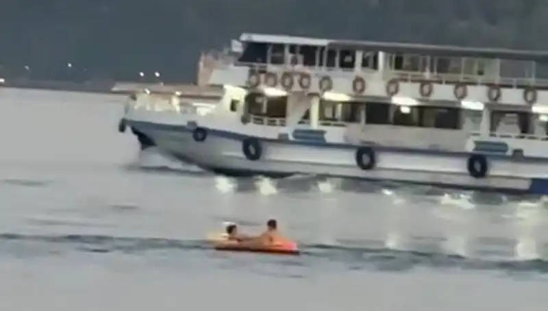 Sarıyer Sahilinde İki Çocuk Denize Botla Açıldı: Kimse İnanamadı!