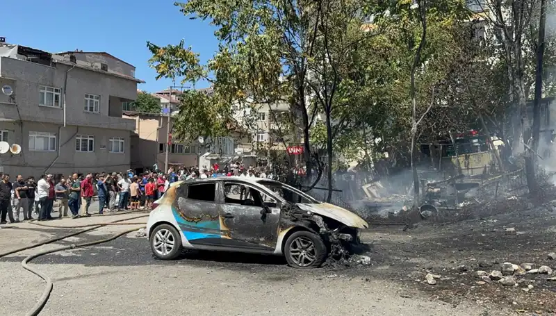 Gecekondudaki Yangın, Park Halindeki Araçları Da Ateşe Verdi!