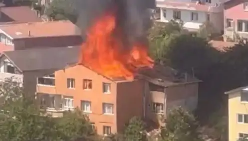İstanbul'da Yangın Paniği: Dört Kişi Binada Mahsur Kaldı