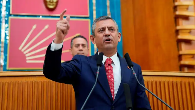 Özgür Özel'den İBB Soruşturmasına Sert Tepki: Adaletin Kıskacında mı?