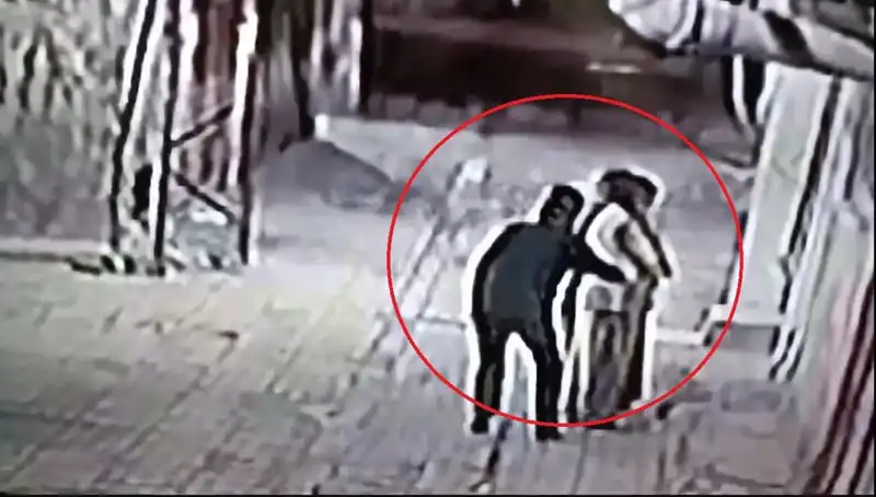 Polisler Kapkaççılara Operasyon Düzenlerken Pazarcı ve Simitçi Kılığına Girdi