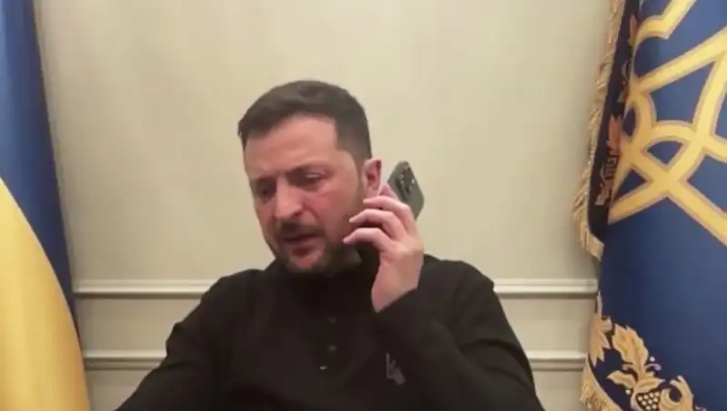 Zelenski'nin Basın Toplantısı Sırasında Macron'dan Sıra Dışı Telefon Dinletisi!