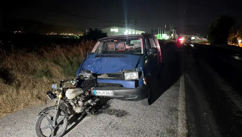 Söke’de Trafik Kazası: Minibüs Motosiklete Çarptı, 3 Kişi Yaralandı!