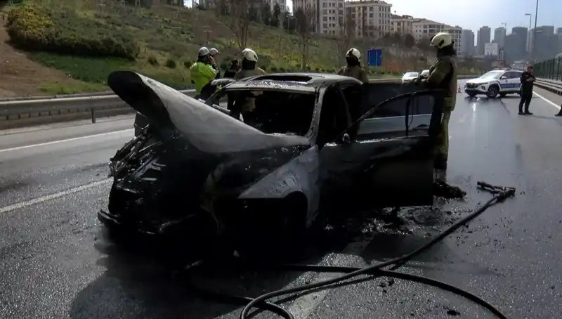 Alev Alev Yanan Otomobil, İzleyenleri Şaşkına Çevirdi!