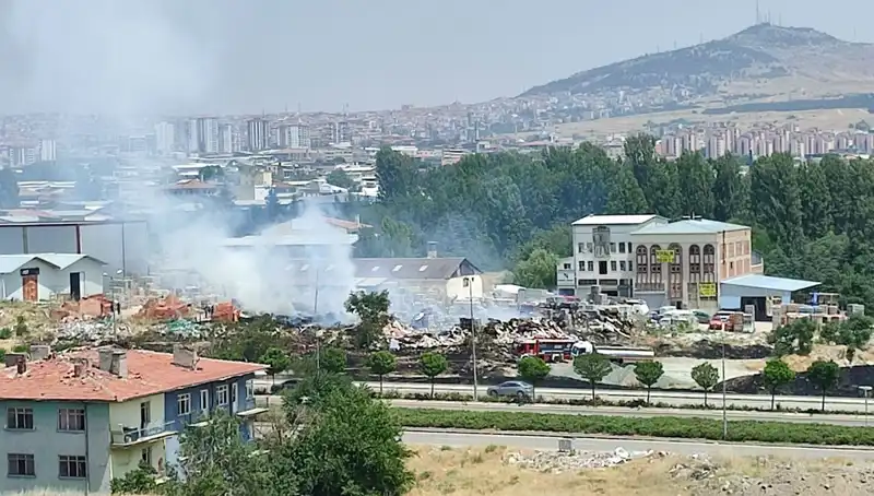 Otluk Alanda Başlayan Yangın, Depoyu Tamamen Küle Çevirdi!