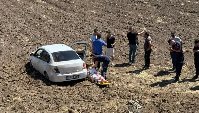 Osmaniye'de Kontrolden Çıkan Otomobil Tarlaya Uçtu, Üç Kişi Yaralandı