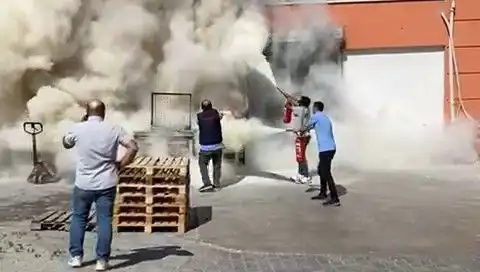 AVM Depolarında Çıkan Yangın: Paniğe Neden Olan Olayın Ayrıntıları
