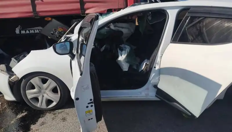 Sivas'ta Feci Kaza: Otomobil TIR'a Çarptı, Yaralılar Var!