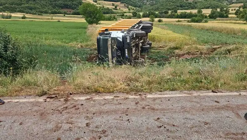 Tokat'ta Devrilen Kamyonun Şoförü Hayatını Kaybetti: Feci Kaza ve Olayın Ayrıntıları