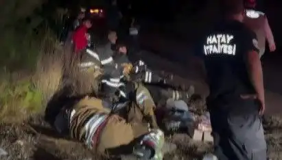 Hatay'da İtfaiye Ekibinin Yorgunluk Molası: Kahramanlar Ara Vermek Zorunda Kalıyor