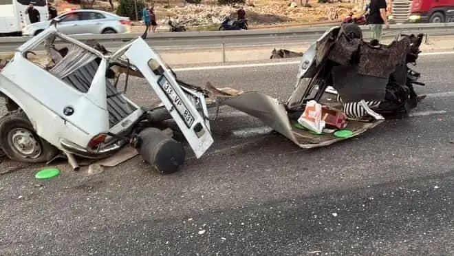 Bariyere Çarpan Araç Nasıl Hurda Yığınına Dönüştü? Bir Ölü, Bir Yaralı!