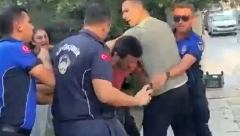 Sokak Satıcısına Zabıta Tarafından Sokak Ortasında İridik Baskı