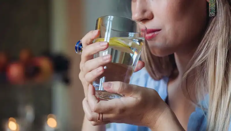 Aç Karnına 1 Litre Su İçmenin Sağlığa Faydaları ve İnanılmaz Etkileri