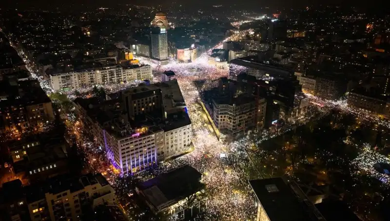 Sırbistan'da Öğrenci Protestoları: Belgrad Sokakları Sarsılıyor