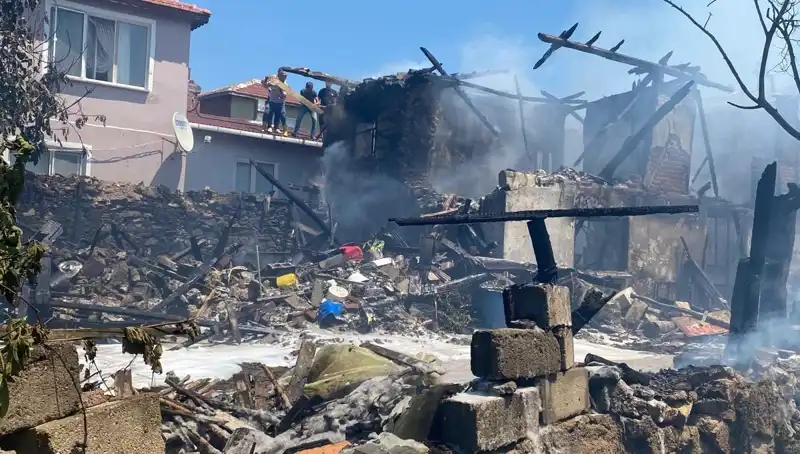 Kırklareli'nde Yangın Faciası: İtfaiye Eri Yaralandı, Hayat Kurtarma Mücadelesi Verildi!