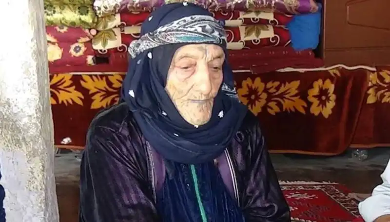 Türkiye'nin En Yaşlı Kadını Ayşe Nine, 131 Yaşında Hayatını Kaybetti