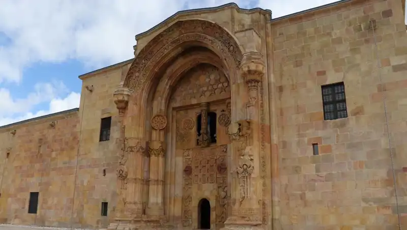 Divriği Ulu Camii ve Darüşşifası'nda Ziyaretçi Akını: Tarihin İhtişamı Yeniden Yaşanıyor