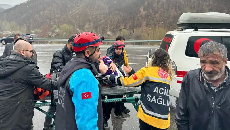 Otomobil İstinat Duvarına Çarptı: 5 Yaralı, Olayın Ayrıntıları Belli Oldu