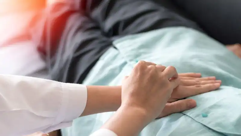 Doktora Gitti ve 1 Yıl Ömrü Kaldığını Öğrendi, Tek Belirti Şaşırttı!
