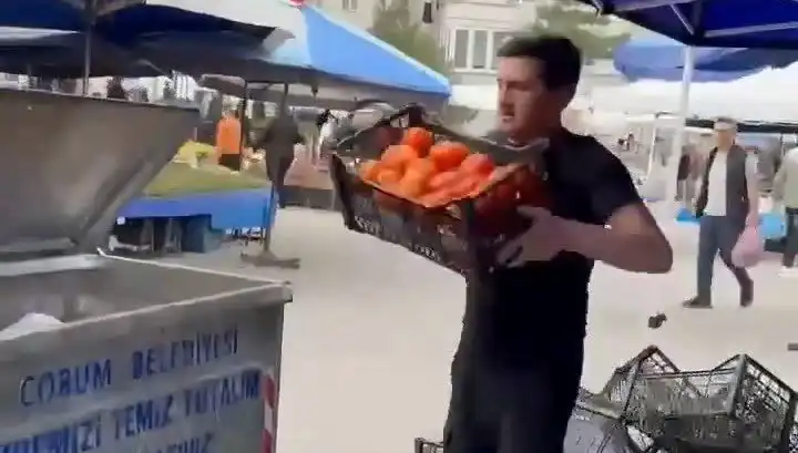 Pazar Yerinde Domatesleri Çöpe Döken Pazarcıya İnanılmaz Para Cezası