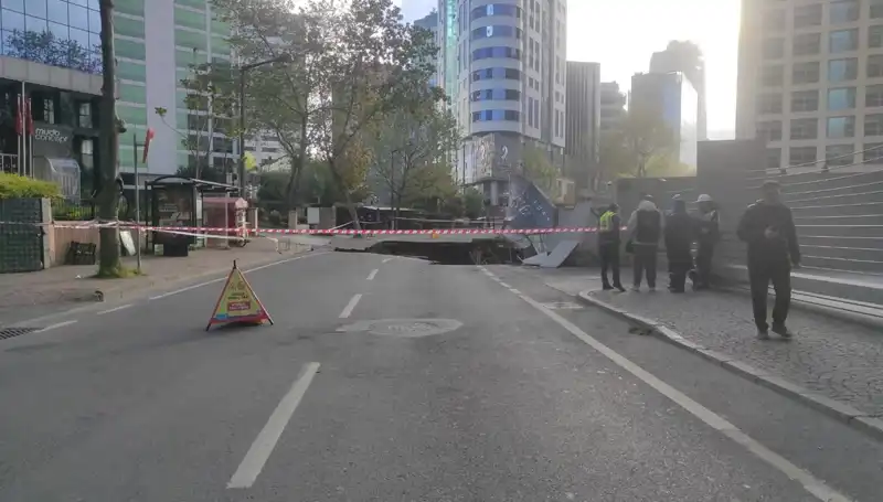 Sarıyer'de Yol Çökmesi: Trafik Kaosu ve Çalışmaların Detayları