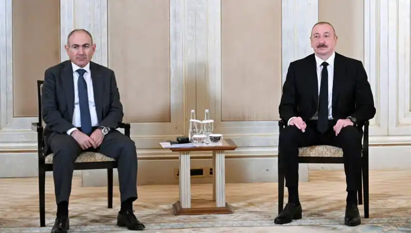Azerbaycan ve Ermenistan Liderleri Abu Dabi'de Tarihi Barış Görüşmesi Yaptı
