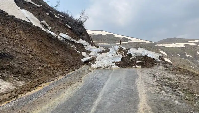 Muş'ta Heyelan Sonrası Kapalı Yol, Ulaşım İçin Yeniden Açıldı