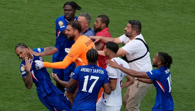Futbol Finalinde Şok! Teknik Direktörden Futbolcuya Yumruk Saldırısı