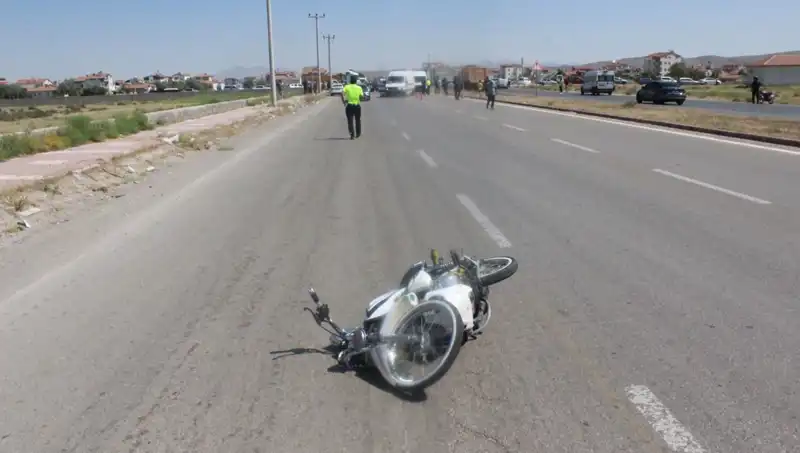 Dur İhtarı İhlal Edildi, Polis Ekiplerine Çarpan Araç Olay Yaratıyor