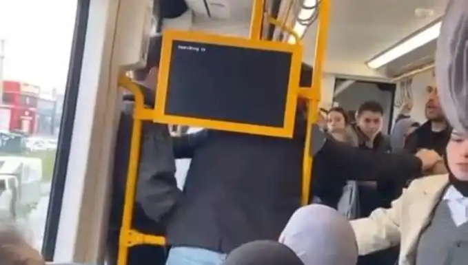 : Metroda Tekme Tokat Kavga: Yolcular Şok İçinde Kalırken Olayı Kayıt Altına Aldılar