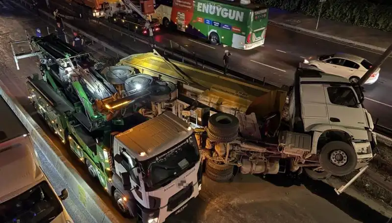 Moloz Yüklü Hafriyat Kamyonu Devrildi: Şok Edici Kaza Ayrıntıları!