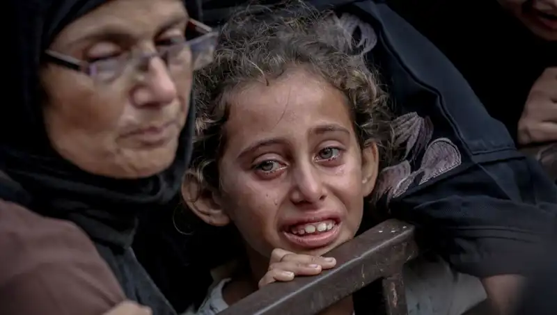Gazze’de Açlık Krizi: İsrail Askerinin Yiyecekleri Toprağa Gömme Skandalı