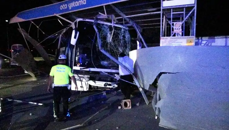 Otobüs Oto Yıkamaya Dalınca 8 Kişi Yaralandı: Detaylar Burada!