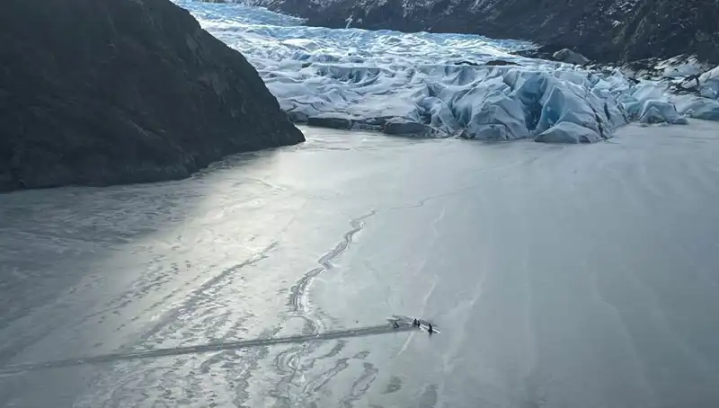 Uçaktan Düşen Yolcu, Kayıp Uçağın Kanadında 12 Saat Hayatta Kalmayı Başardı