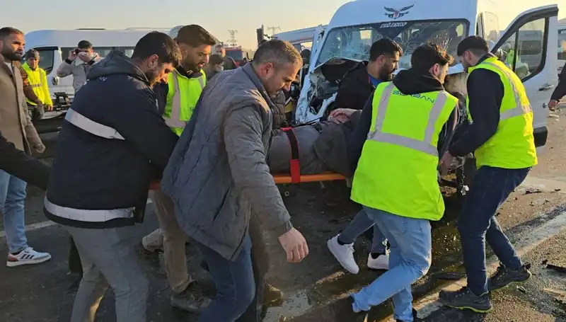 İki İşçi Servisi Kafa Kafaya Çarpıştı: İş Yerinde Şok Anlar!