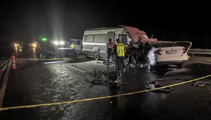 Ters Yöne Giden Minibüs Kaza Yaptı: 1 Ölü, 1 Yaralı