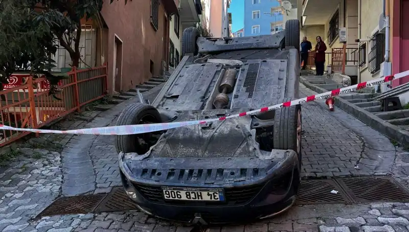 El Freni Çekilmeyen Araç Takla Attı: O Anlar Kamerada Kaydedildi!
