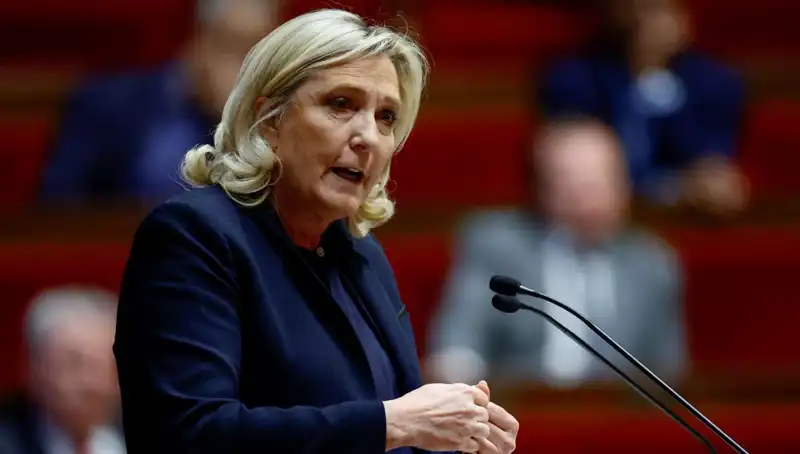 Le Pen'in Siyasi Geleceği Tehlikede: Suçlu Bulunursa Aday Olamayacak