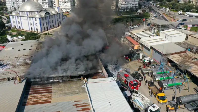 İzmir'de Oto Lastikçide Büyük Yangın Paniği: Detaylar Ortaya Çıktı