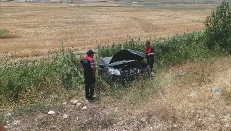 Otomobil Şarampole Uçtu: İki Kişi Yaralandı! Acil Yardım Cebinde!