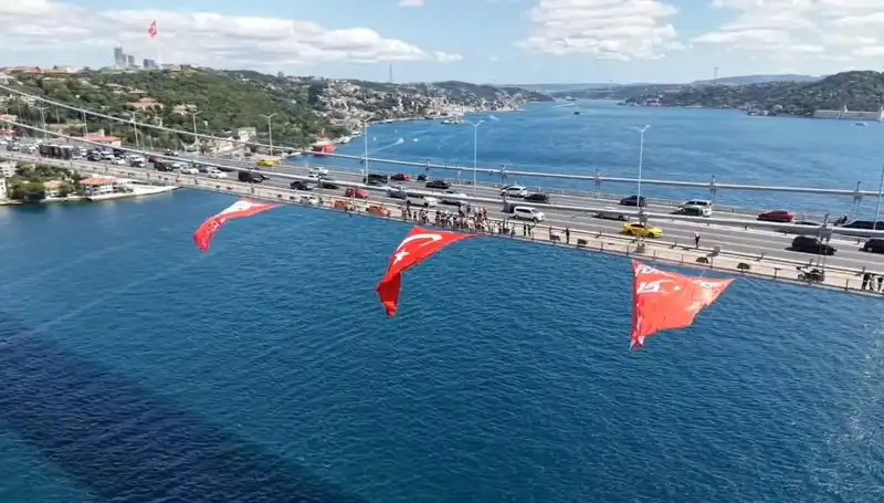 Türkiye'nin İhtişamını Yansıtan Dev Türk Bayrağı Köprüye Asıldı