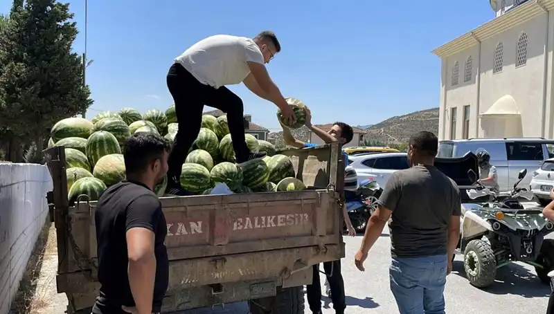 Karpuz Severlerden Büyük Destek: Tonlarca Karpuz Ücretsiz Dağıtıldı!