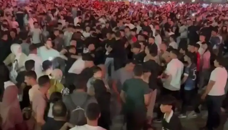 Konserde Bıçaklı Kavga: Üç Genç Yaralandı, Güvenlik Önlemleri Artırılacak mı?